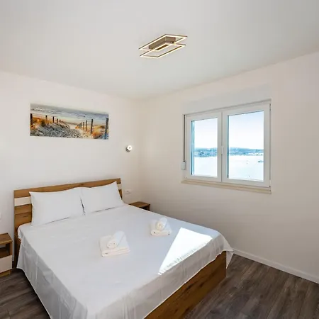 Luxury Beachfront Paradise Vir