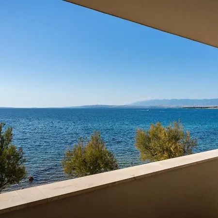 Luxury Beachfront Paradise * Vir