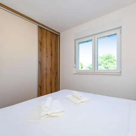 Apartment Luxury Beachfront Paradise Vir
