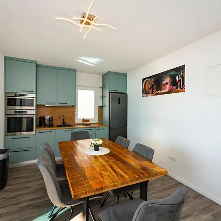 Luxury Beachfront Paradise Apartment Vir