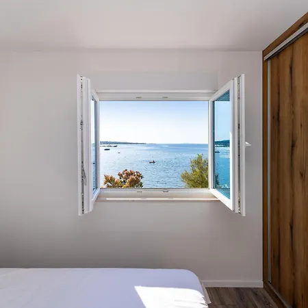 Luxury Beachfront Paradise Apartment