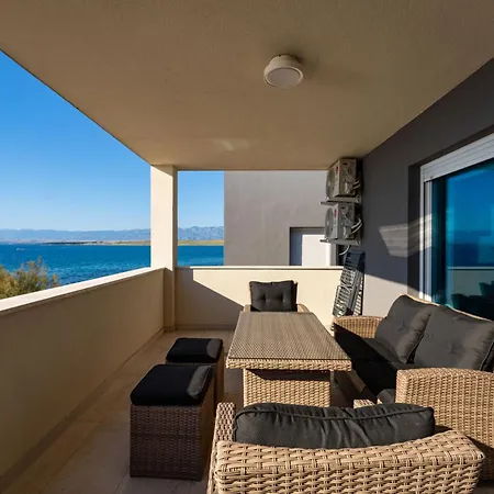 Luxury Beachfront Paradise Apartment Vir