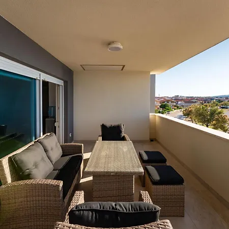 Luxury Beachfront Paradise *