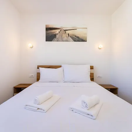 Luxury Beachfront Paradise Apartment Vir