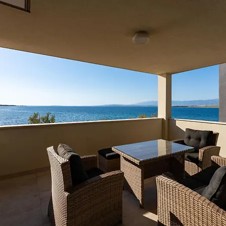 Luxury Beachfront Paradise * Vir