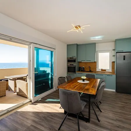 Luxury Beachfront Paradise * Vir